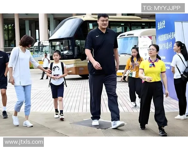 姚明下车瞬间的精彩瞬间与他的身高对比引发的热议