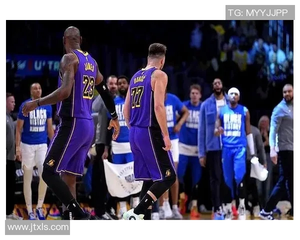 詹姆斯带领湖人击败独行侠：王者归来